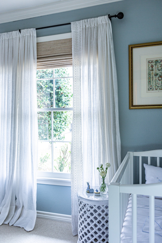 Esempio di una cameretta per neonati neutra chic di medie dimensioni con pareti blu, moquette e pavimento beige