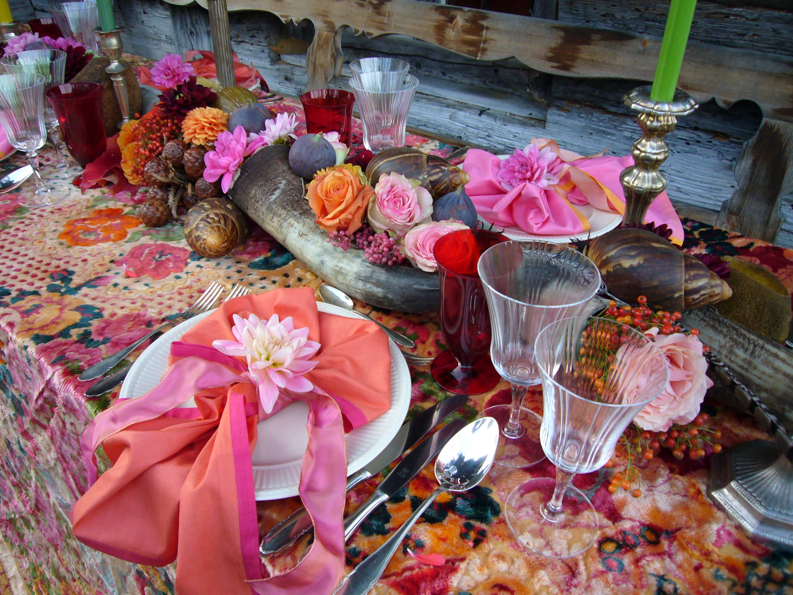 Herbstlich gedeckter Tisch auf dem Lande