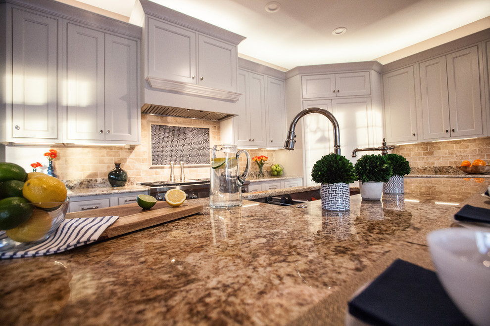 Example of a transitional home design design in Cincinnati