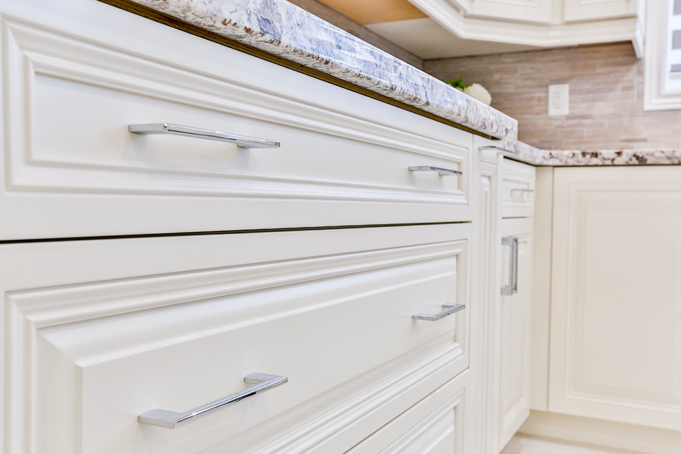 Example of a transitional kitchen design in Toronto
