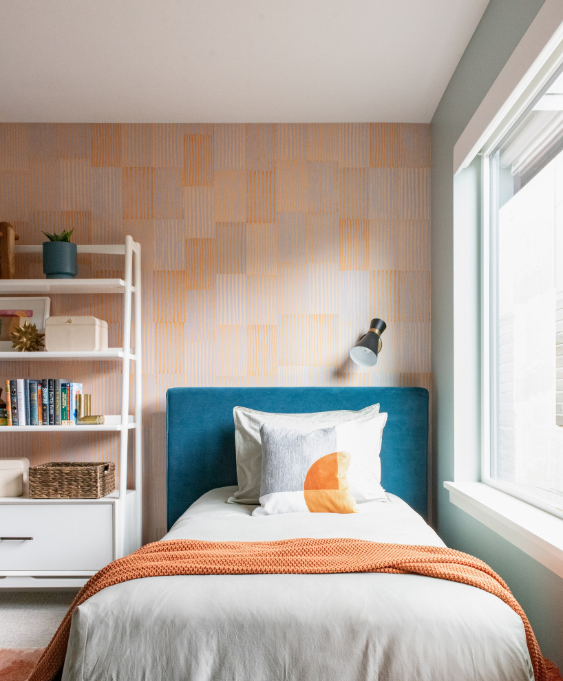 На фото: нейтральная детская в современном стиле с спальным местом, синими стенами и обоями на стенах для ребенка от 4 до 10 лет