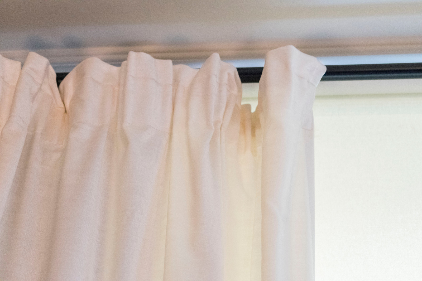 Бархатные шторы в спальне.