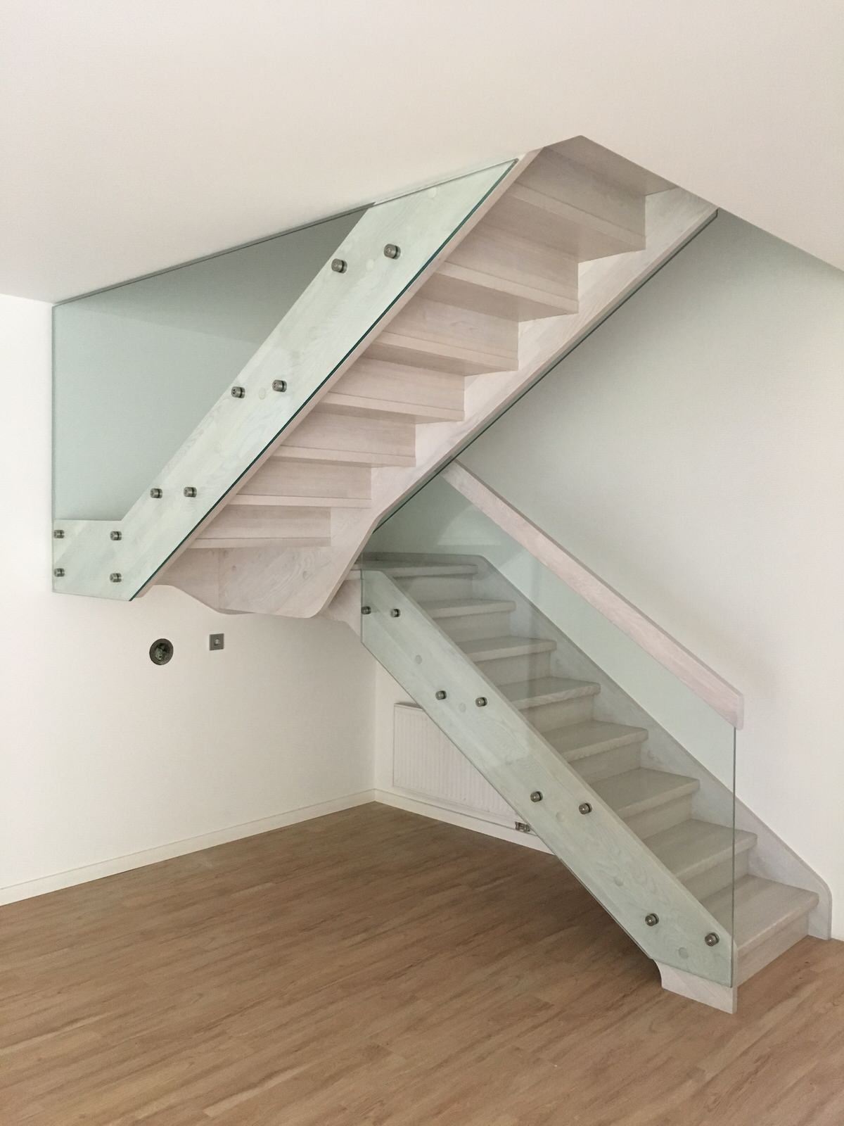 Лестница со стеклянным ограждением