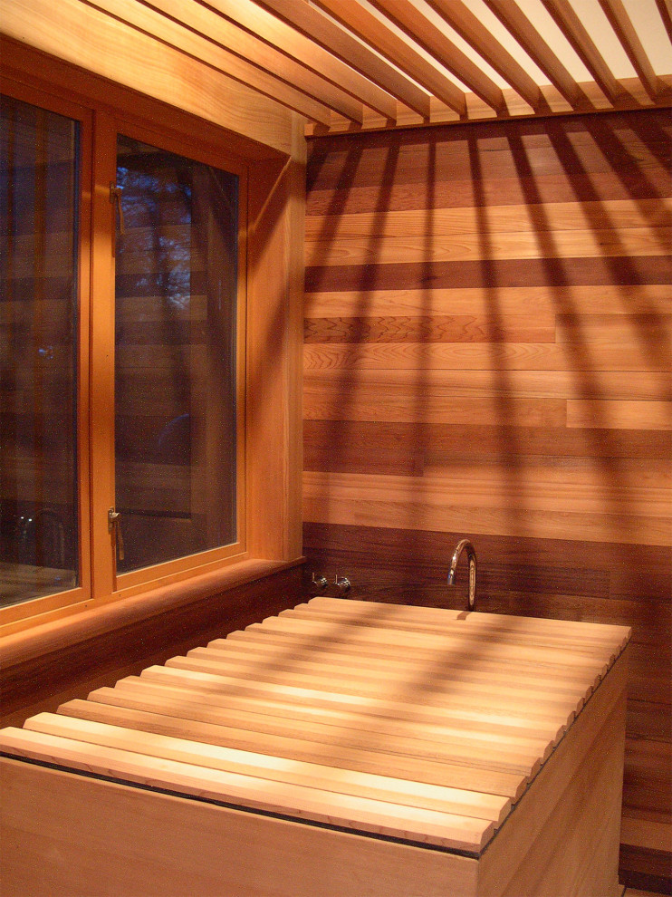 Стильный дизайн: главная ванная комната в восточном стиле с японской ванной, коричневыми стенами и деревянными стенами - последний тренд