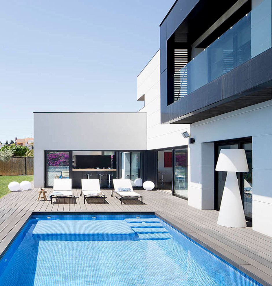 Large contemporary two-storey white exterior in Barcelona with a flat roof.