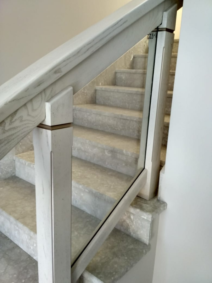 Стеклянное ограждение в рамке