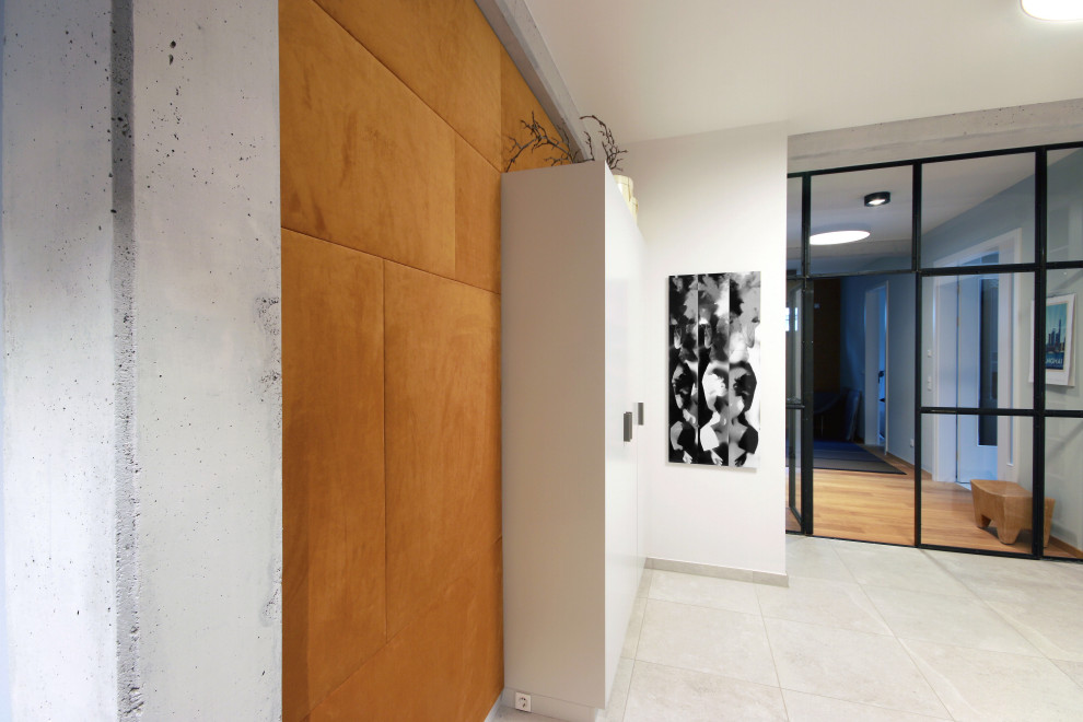 Imagen de recibidores y pasillos modernos de tamaño medio con paredes amarillas, suelo de baldosas de cerámica y suelo gris
