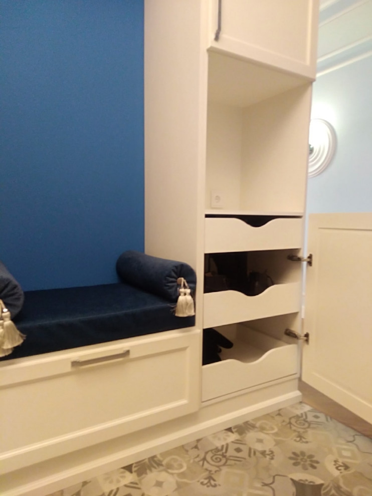 Шкаф в прихожую из массива дуба