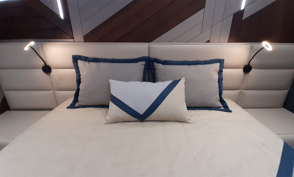 Фото готового интерьера. Второй этаж загородного дома, пространство спален в дом