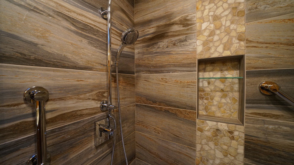 Example of a mountain style home design design in Seattle