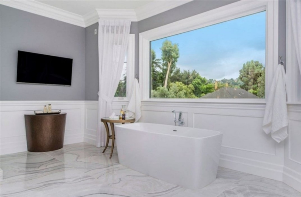 Inredning av ett modernt mellanstort vit vitt en-suite badrum, med luckor med glaspanel, gula skåp, en toalettstol med hel cisternkåpa, grå kakel, grå väggar, marmorgolv, ett integrerad handfat, marmorbänkskiva, flerfärgat golv och dusch med gångjärnsdörr