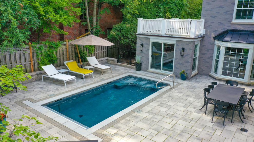 Cette image montre une petite piscine arrière traditionnelle rectangle avec des pavés en béton.
