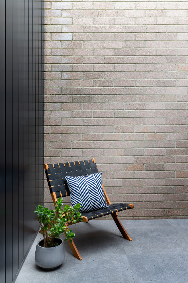 Contemporary patio in Canberra - Queanbeyan.