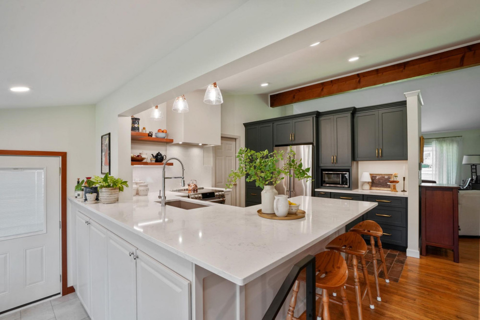 Kitchen - transitional kitchen idea in Columbus