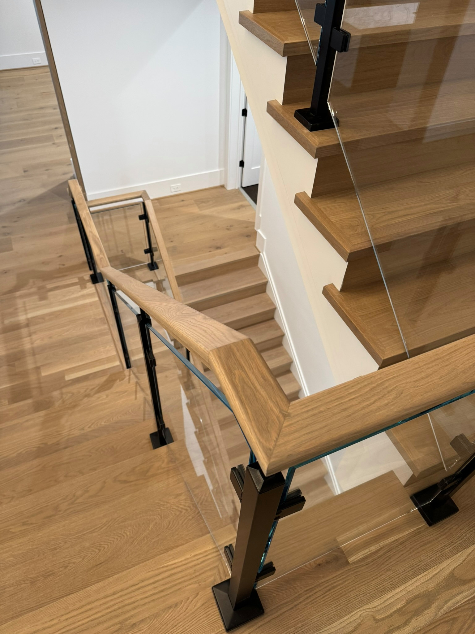 134_Modern White Oak Stair with Glass Balustrade, Vienna, VA 22180