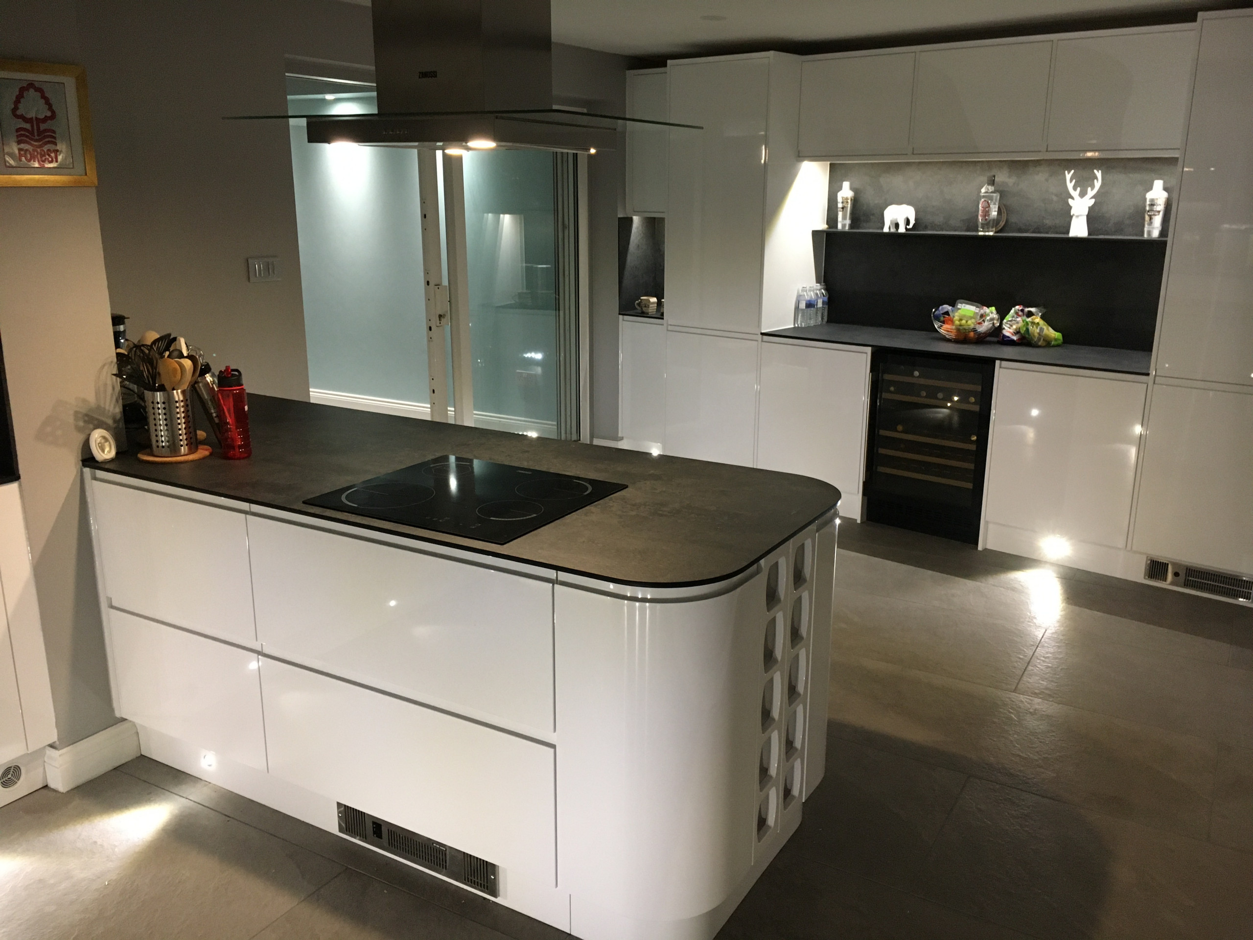 J pull handle Kitchen with compact laminate and porcelain floor tiles