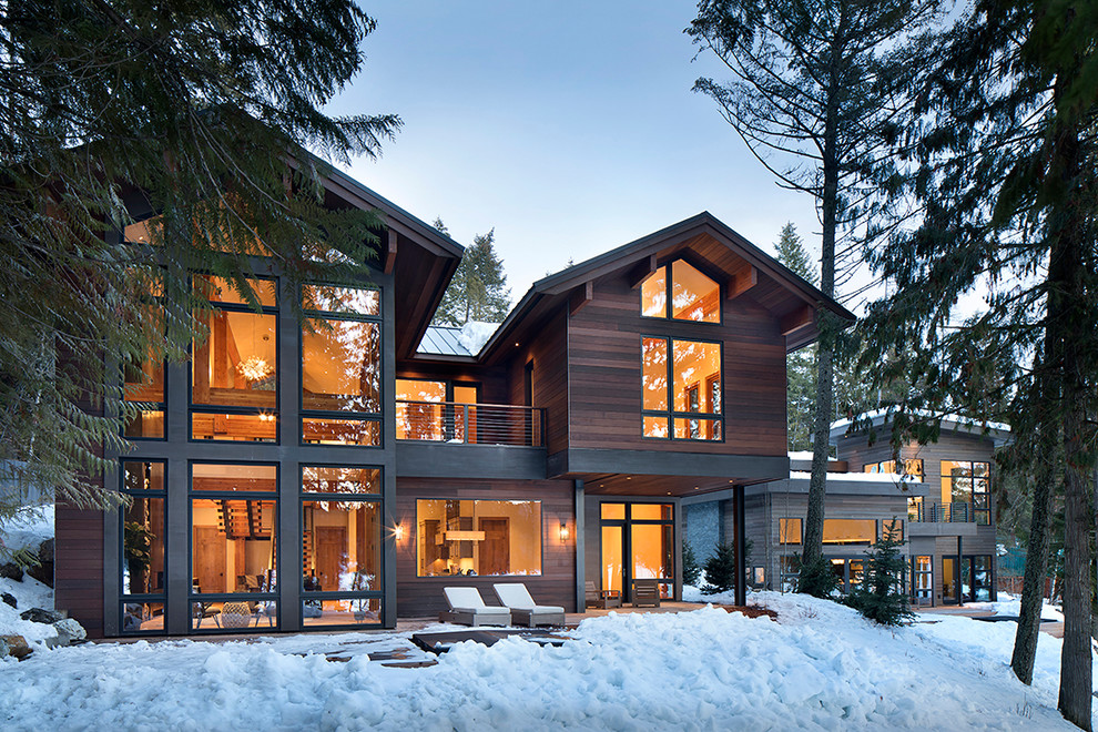 Стильный дизайн: двухэтажный, деревянный дом среднего размера в стиле модернизм - последний тренд