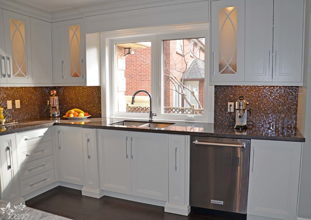 Mid-sized transitional l-shaped dark wood floor eat-in kitchen photo in Toronto with a double-bowl sink, shaker cabinets, white cabinets, quartz countertops, brown backsplash, mosaic tile backsplash, stainless steel appliances and an island