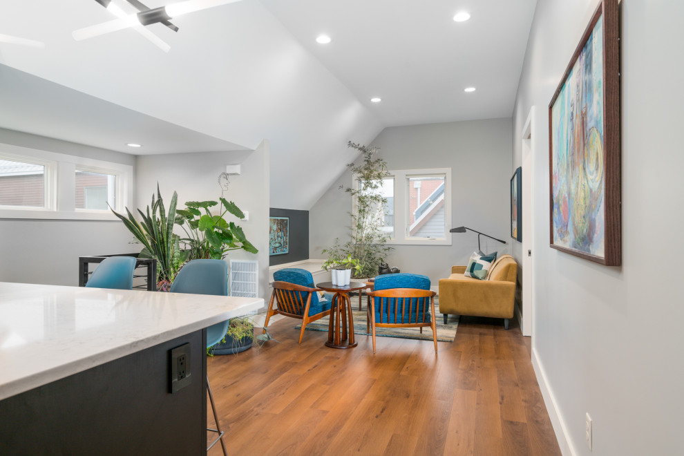 Kleines, Repräsentatives Retro Wohnzimmer im Loft-Stil mit grauer Wandfarbe, Vinylboden, TV-Wand, braunem Boden und gewölbter Decke in Indianapolis