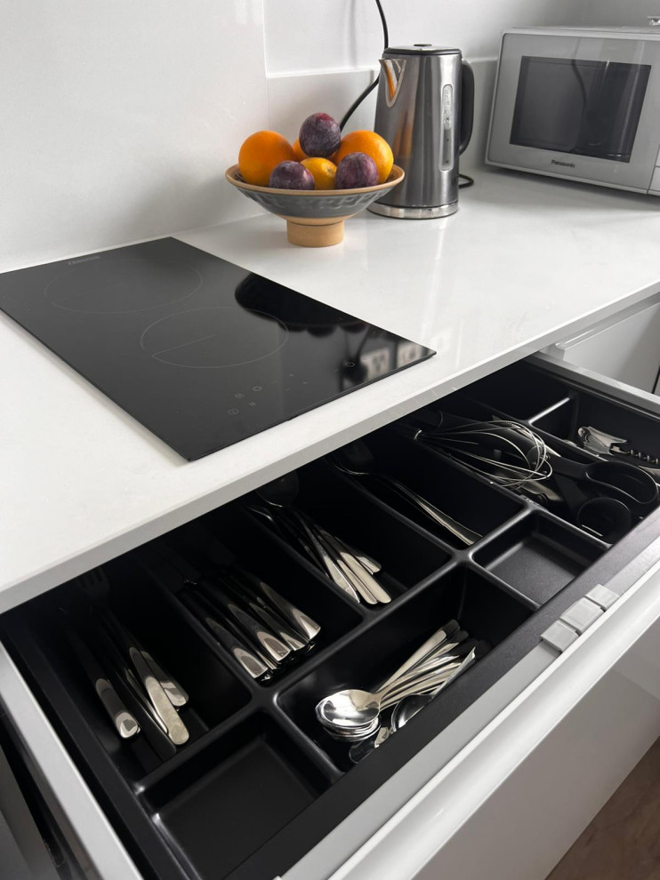 The Groby Kitchen - Goscote MTM Europe J Pull in White Gloss