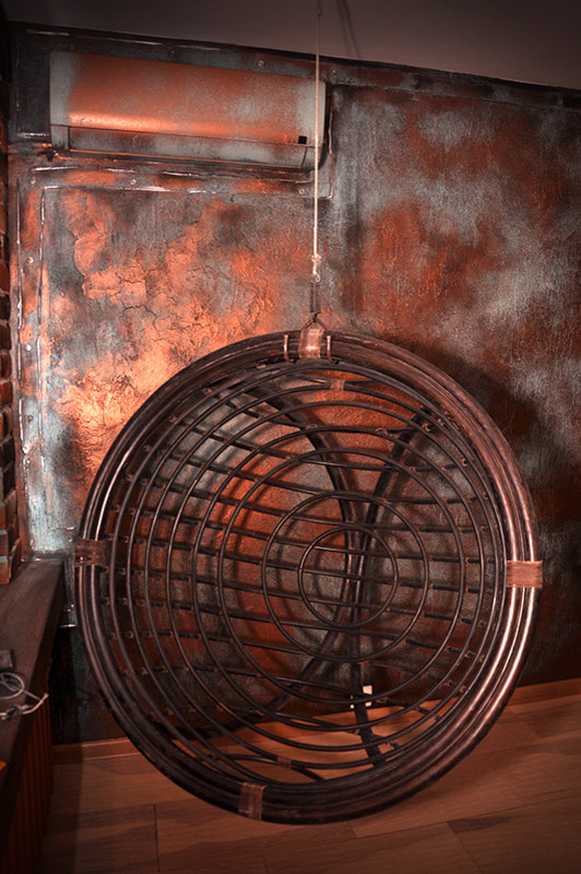 Окисленные стены в маленьком лофте.