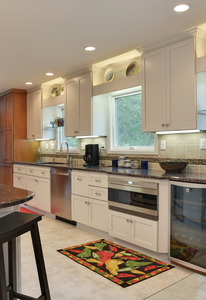 Kitchen - transitional kitchen idea in Milwaukee