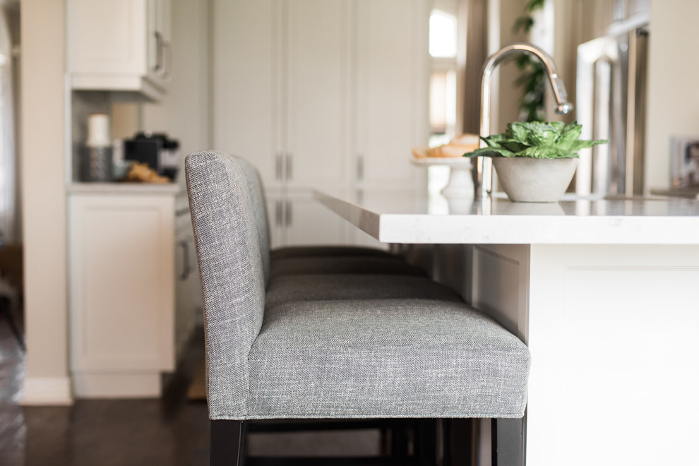 Transitional home design photo in Toronto