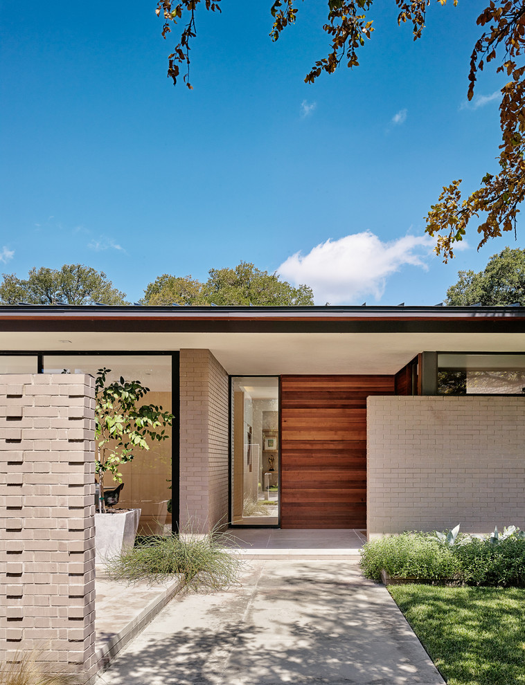 Photo of a midcentury entryway in Austin.