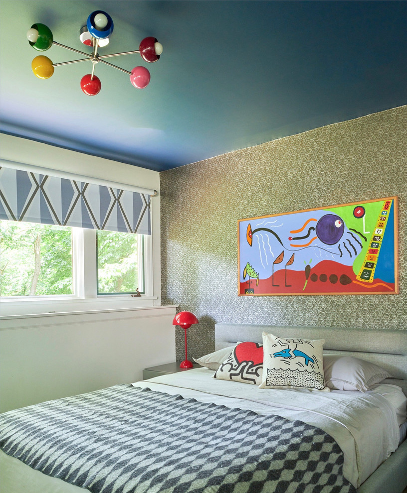 Photo of a midcentury bedroom in New York with multi-coloured walls and no fireplace.