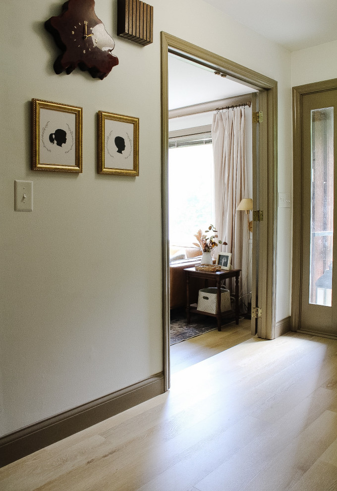 Esempio di un ingresso o corridoio minimalista di medie dimensioni con pareti bianche, pavimento in vinile e pavimento beige