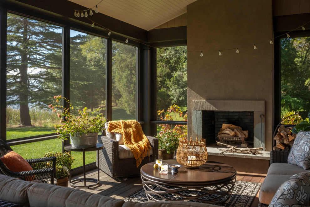 Idée de décoration pour un grand porche d'entrée de maison arrière marin avec une moustiquaire et une terrasse en bois.