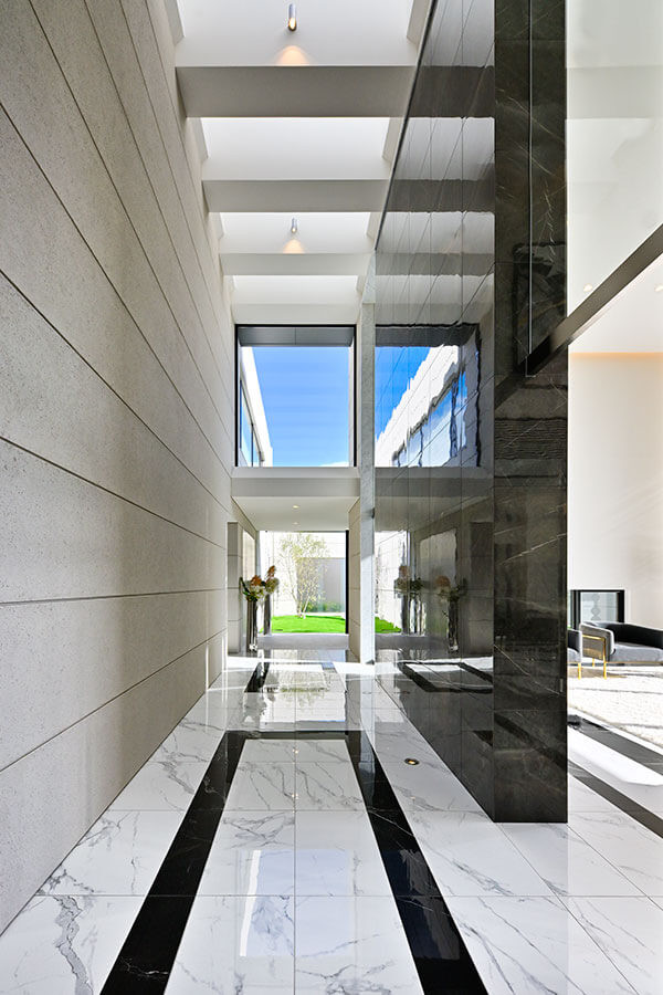 This is an example of an expansive modern entry hall in Tokyo with white walls.