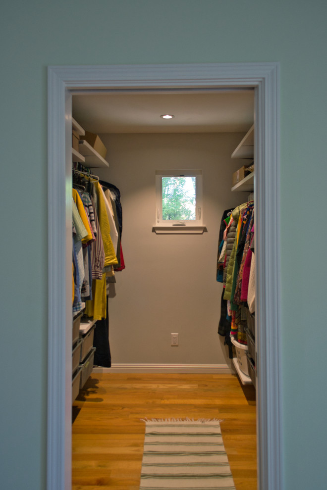 На фото: гардеробная комната в стиле неоклассика (современная классика)