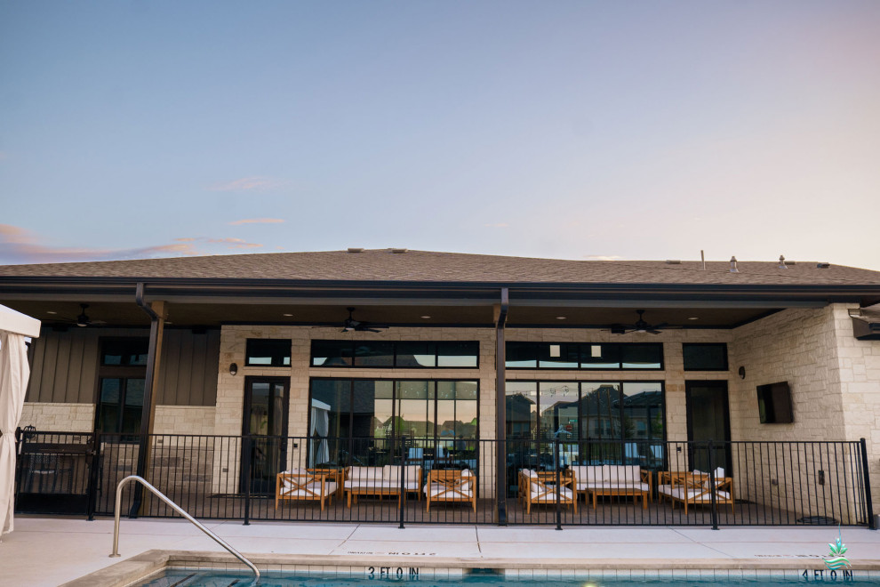 Geräumiger Rustikaler Pool in individueller Form mit Pool-Gartenbau und Betonplatten in Dallas