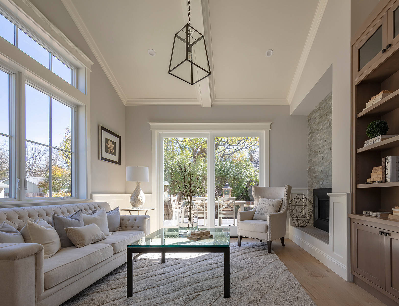 75 Beautiful Small Living Room With A Two Sided Fireplace Pictures Ideas August 2020 Houzz