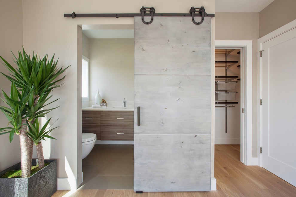 Photo of a modern bathroom in San Francisco.