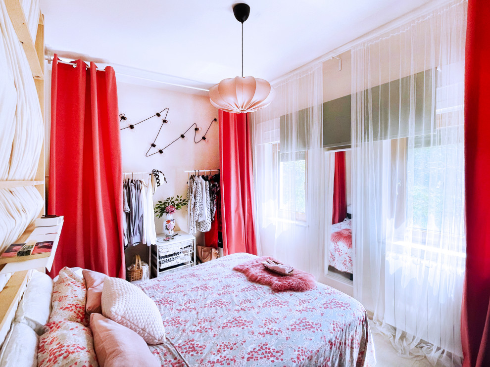 Mittelgroßes Rustikales Gästezimmer mit beiger Wandfarbe, Travertin und beigem Boden in London