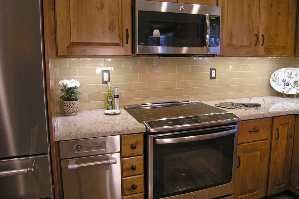 Kitchen - transitional kitchen idea in Sacramento