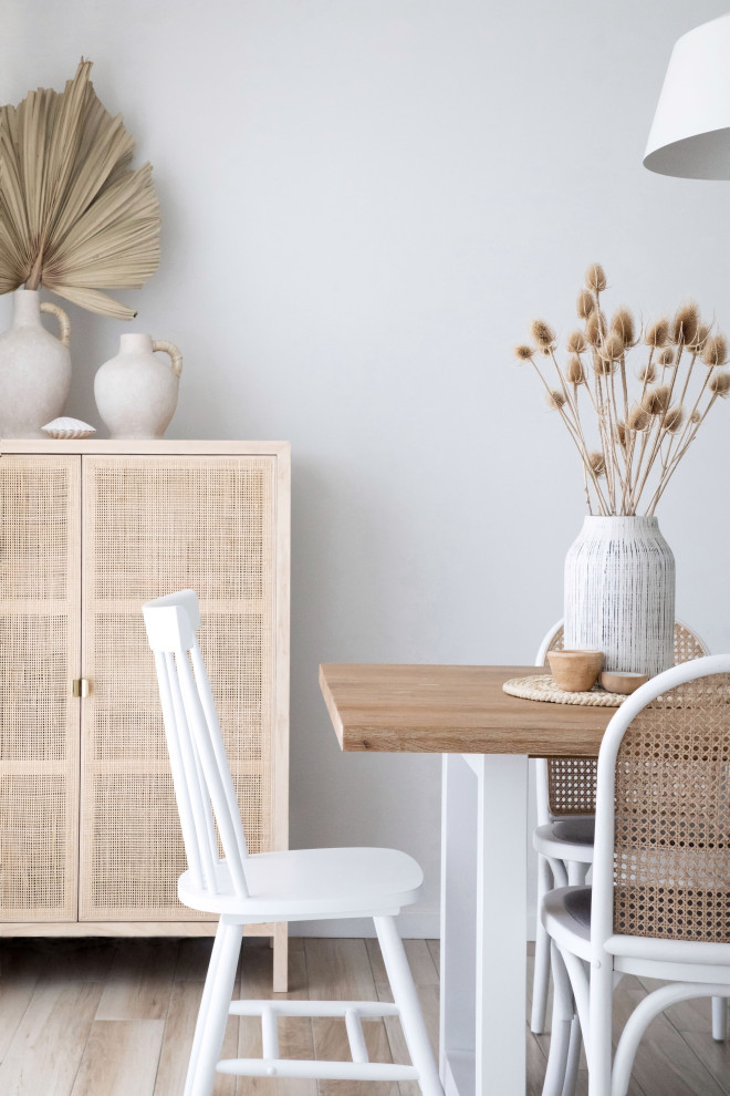 Beach style dining room in Wollongong.
