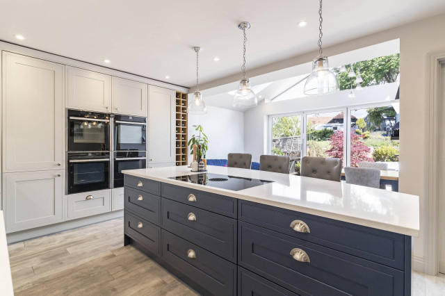 White and blue Shaker kitchen klassisk-koekken