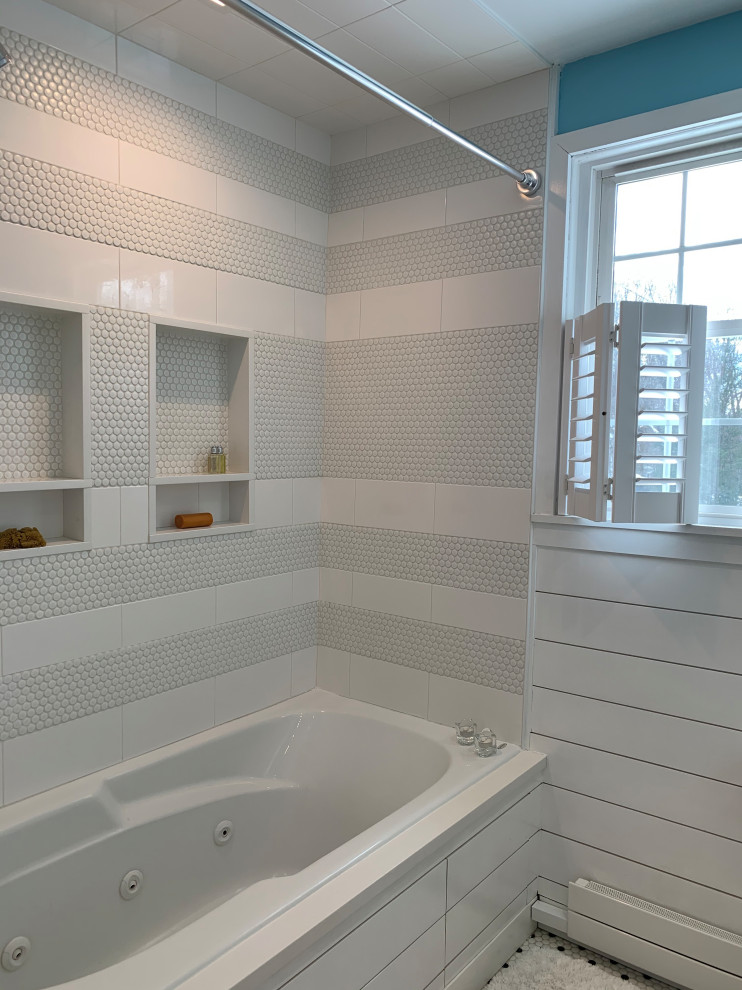 Foto på ett stort vit en-suite badrum, med släta luckor, vita skåp, en jacuzzi, en dusch/badkar-kombination, en toalettstol med separat cisternkåpa, blå väggar, ett integrerad handfat och dusch med duschdraperi