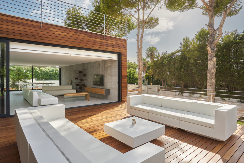 Photo of a contemporary deck in Palma de Mallorca with no cover.