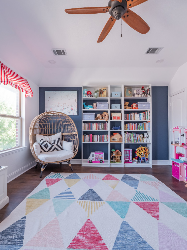 Aménagement d'une grande chambre d'enfant de 4 à 10 ans classique avec un mur blanc, un sol en vinyl et un sol marron.