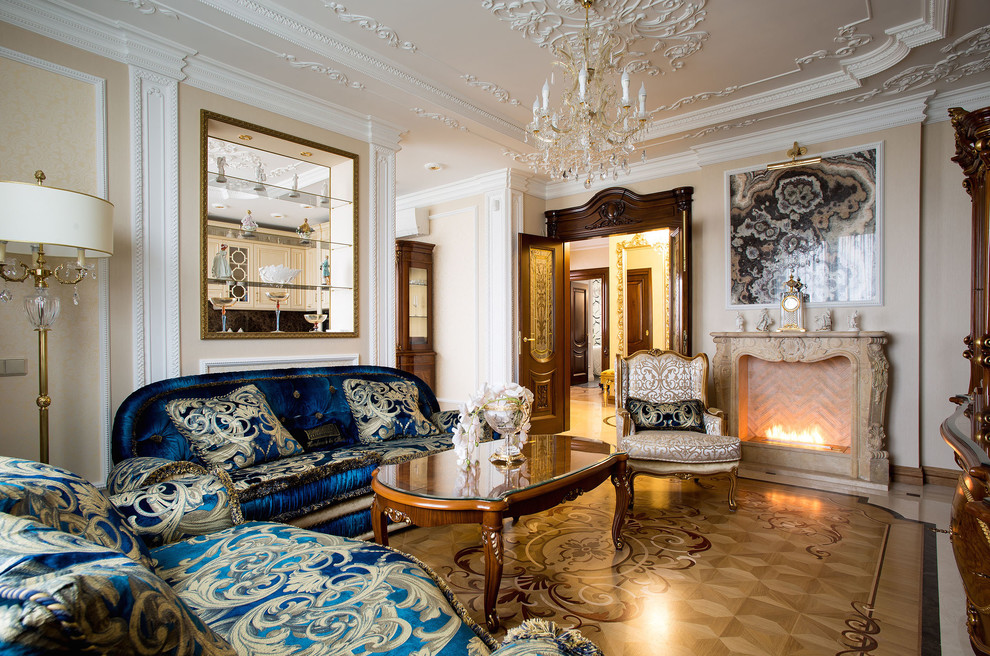 Ispirazione per un soggiorno chiuso con sala formale, pareti beige, parquet chiaro e camino classico