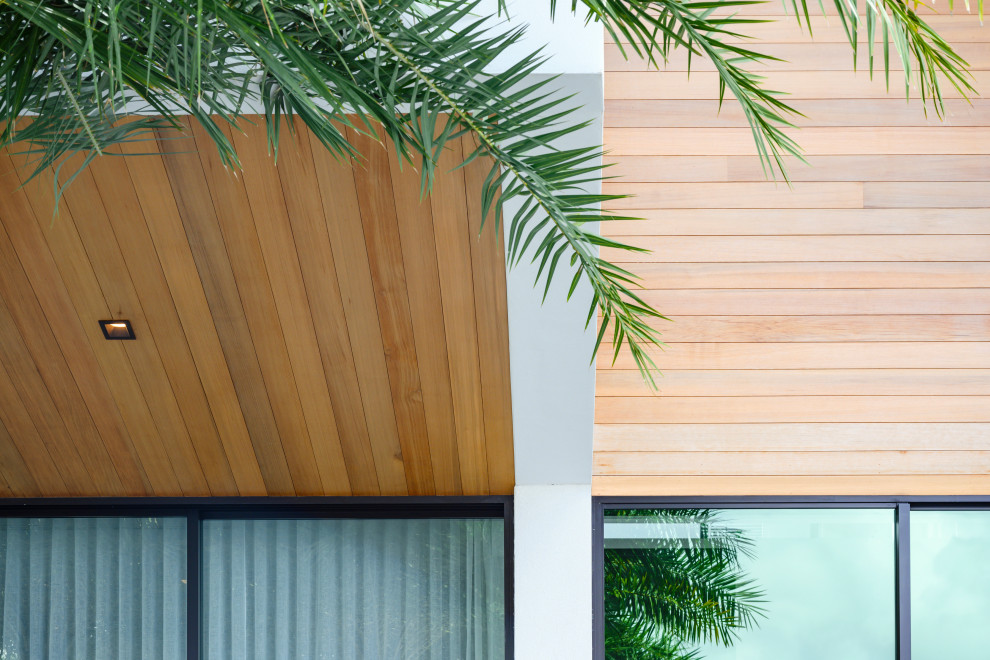 Geräumiges, Zweistöckiges Modernes Haus mit Putzfassade, weißer Fassadenfarbe und Flachdach in Miami