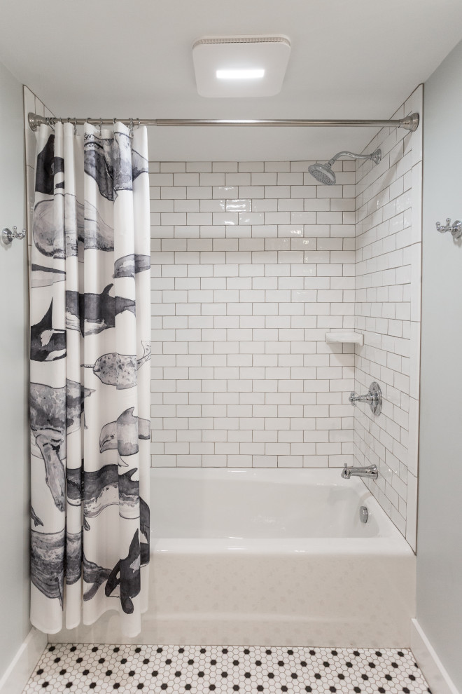 Idées déco pour une petite salle de bain campagne avec une baignoire en alcôve, un combiné douche/baignoire, un carrelage blanc, un carrelage métro, un mur gris, un sol en carrelage de porcelaine, un sol blanc et une cabine de douche avec un rideau.