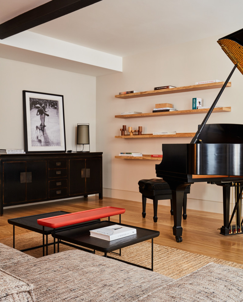 Immagine di un piccolo soggiorno moderno aperto con sala della musica, pavimento in legno massello medio, nessuna TV e travi a vista