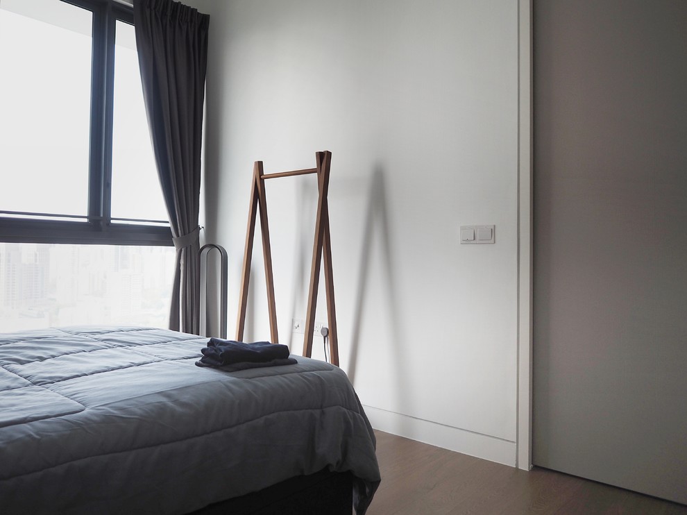 Inspiration for a modern bedroom in Singapore.