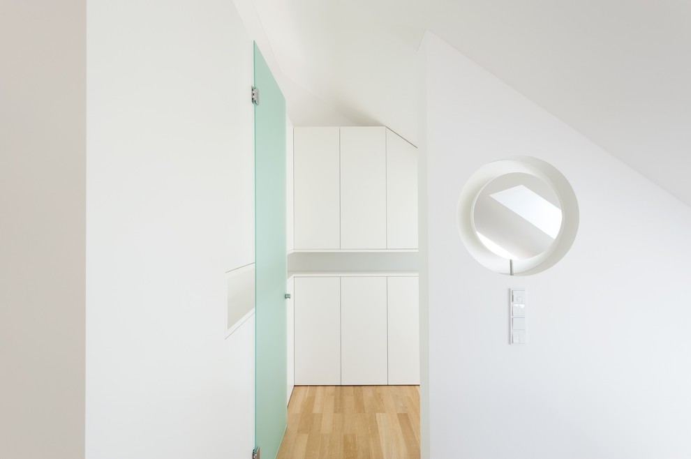 This is an example of a modern storage and wardrobe in Munich.