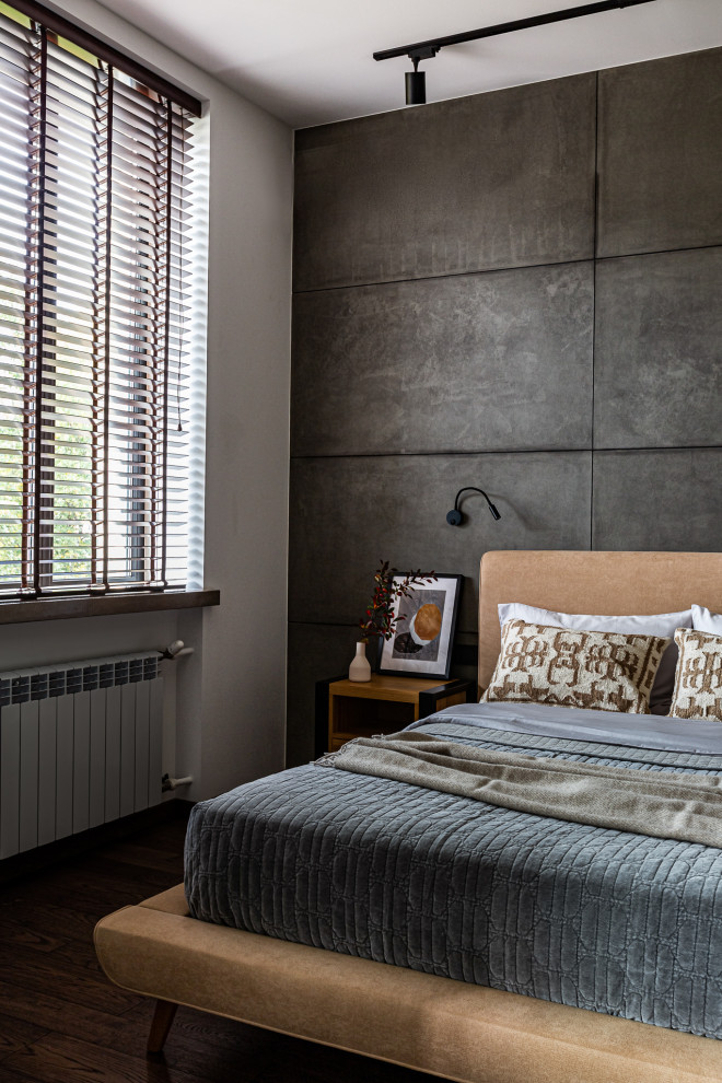 На фото: хозяйская, серо-белая спальня среднего размера в стиле лофт с серыми стенами, полом из винила, коричневым полом, деревянным потолком, панелями на стенах и акцентной стеной с